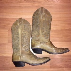 Justin cowgirl boots. 6.5 perfectly worn